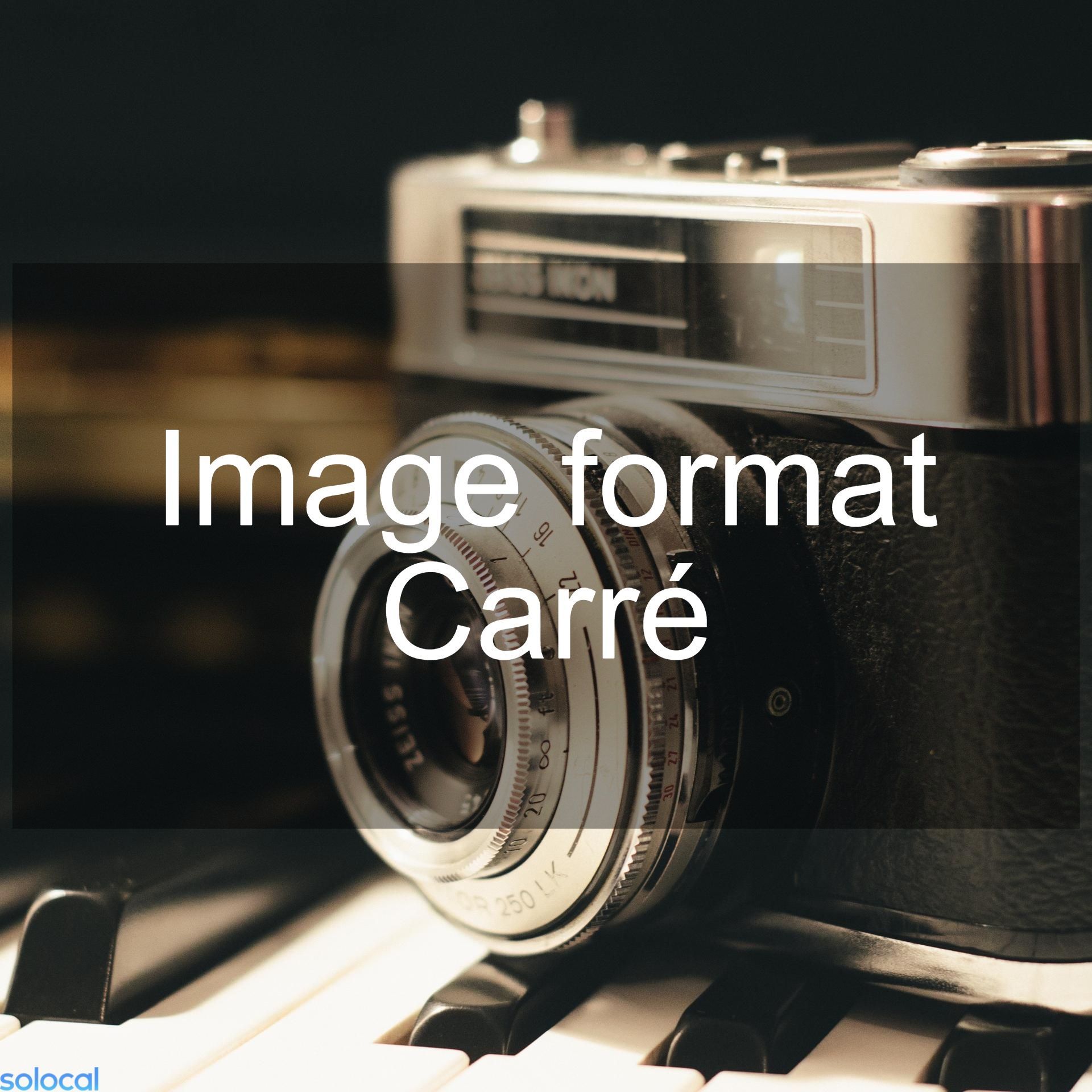 Appareil photo vintage avec texte superposé « Image format Carré » sur fond sombre