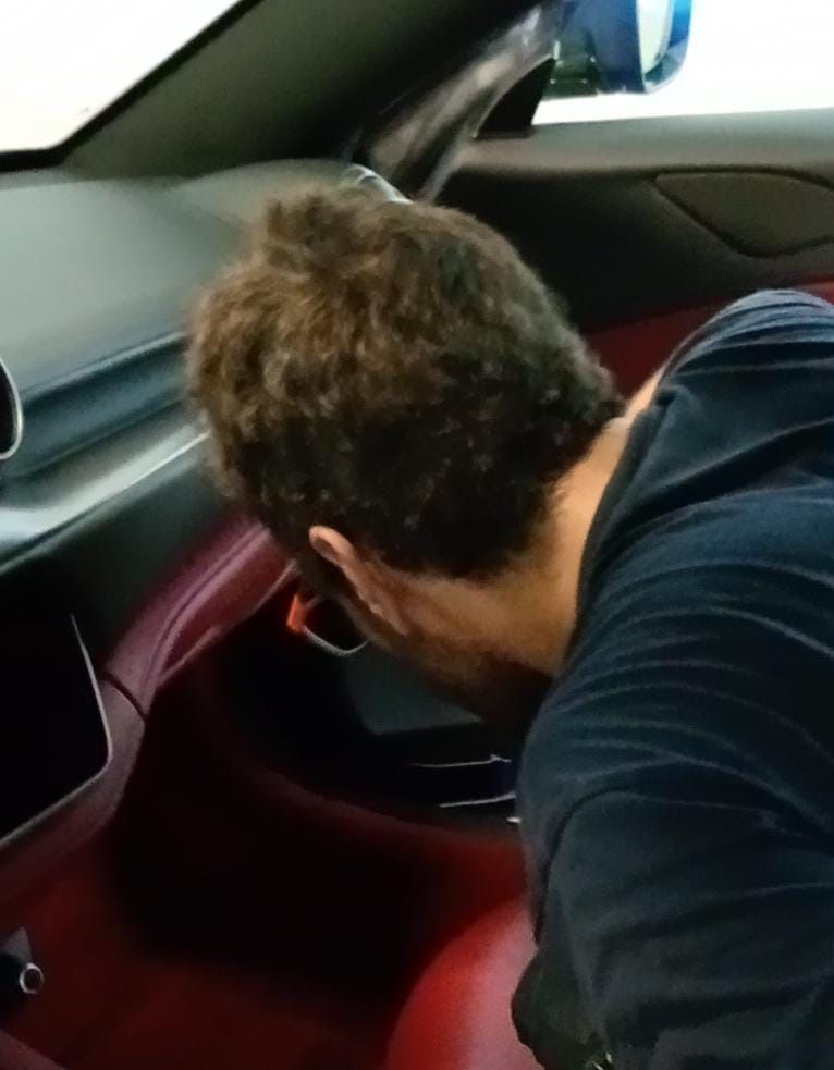 Un hombre está mirando el tablero de un automóvil.