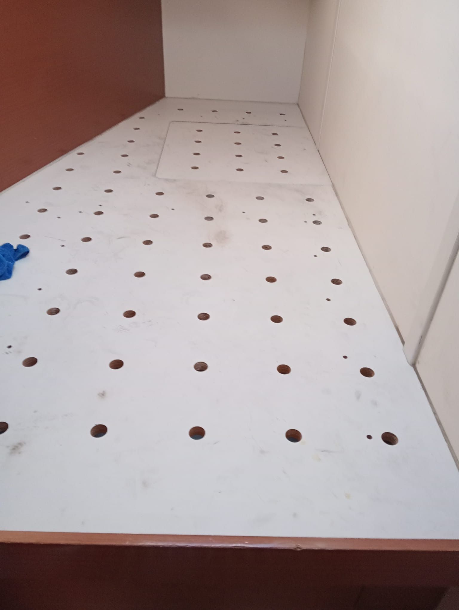 Un suelo blanco con agujeros en una habitación.