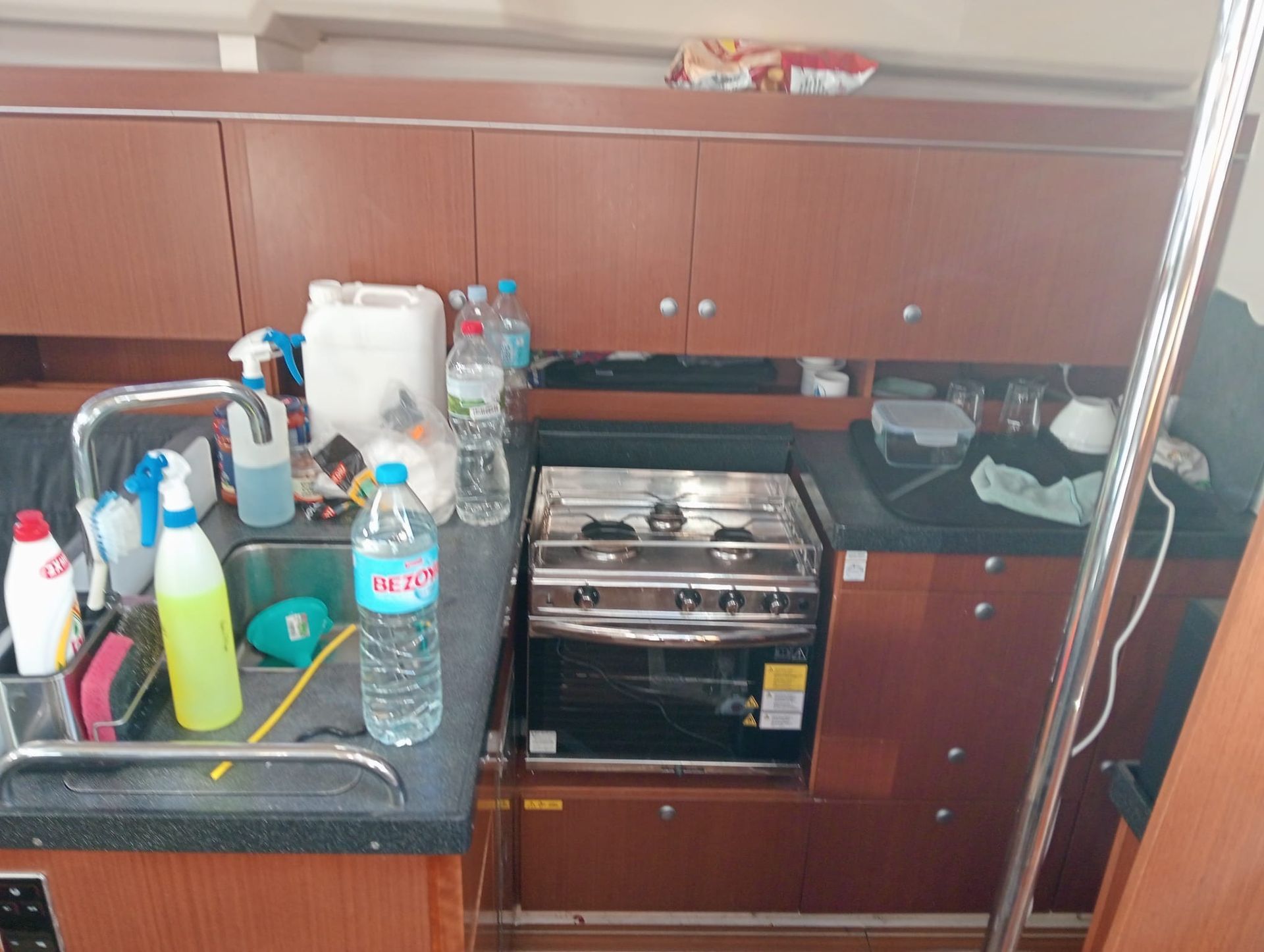 Una cocina con fregadero, estufa y horno