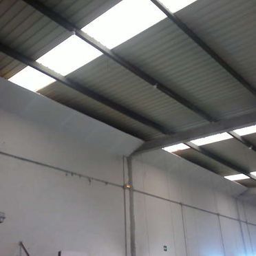 El techo de un edificio con muchas luces.