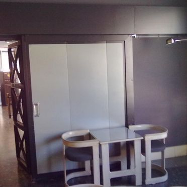 Una habitación con dos sillas y una mesa con la letra e.