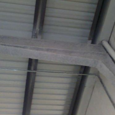 Un primer plano de un techo con vigas de metal.