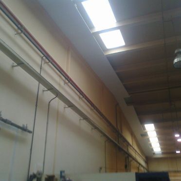 Una habitación grande con muchas luces en el techo.