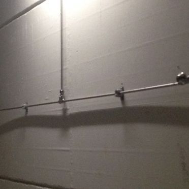 Un primer plano de una tubería colgada en una pared.