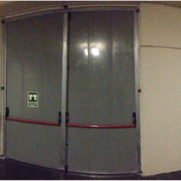 Una puerta con un cartel verde que dice ft