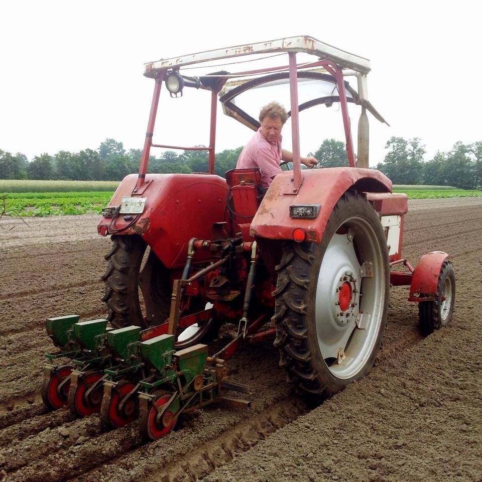 Maschinenarbeit auf einem Feld