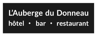 Enseigne d’hôtel noire portant l’inscription « L’Auberge du Donneau », avec « hôtel • bar • restaurant » en lettres blanches
