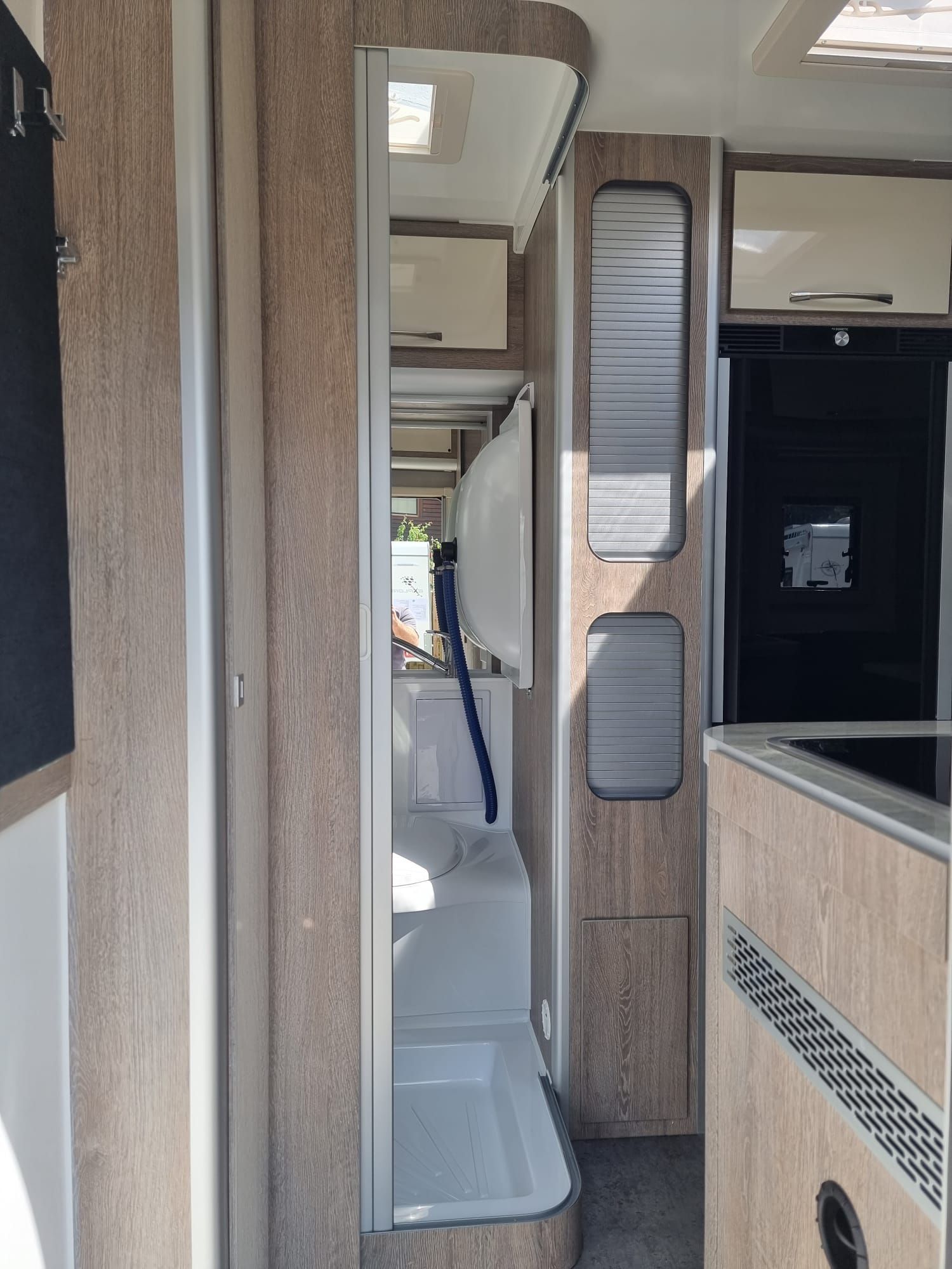 DuxCamperTraveller235