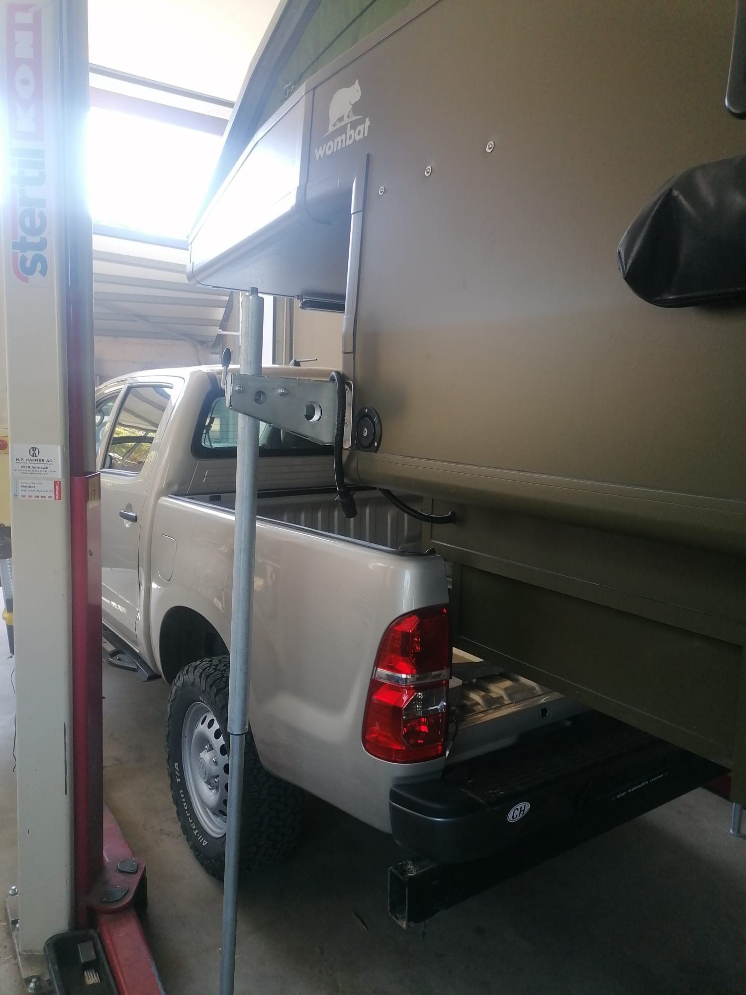 Kabine wird installiert, Das Offroad Campen Team