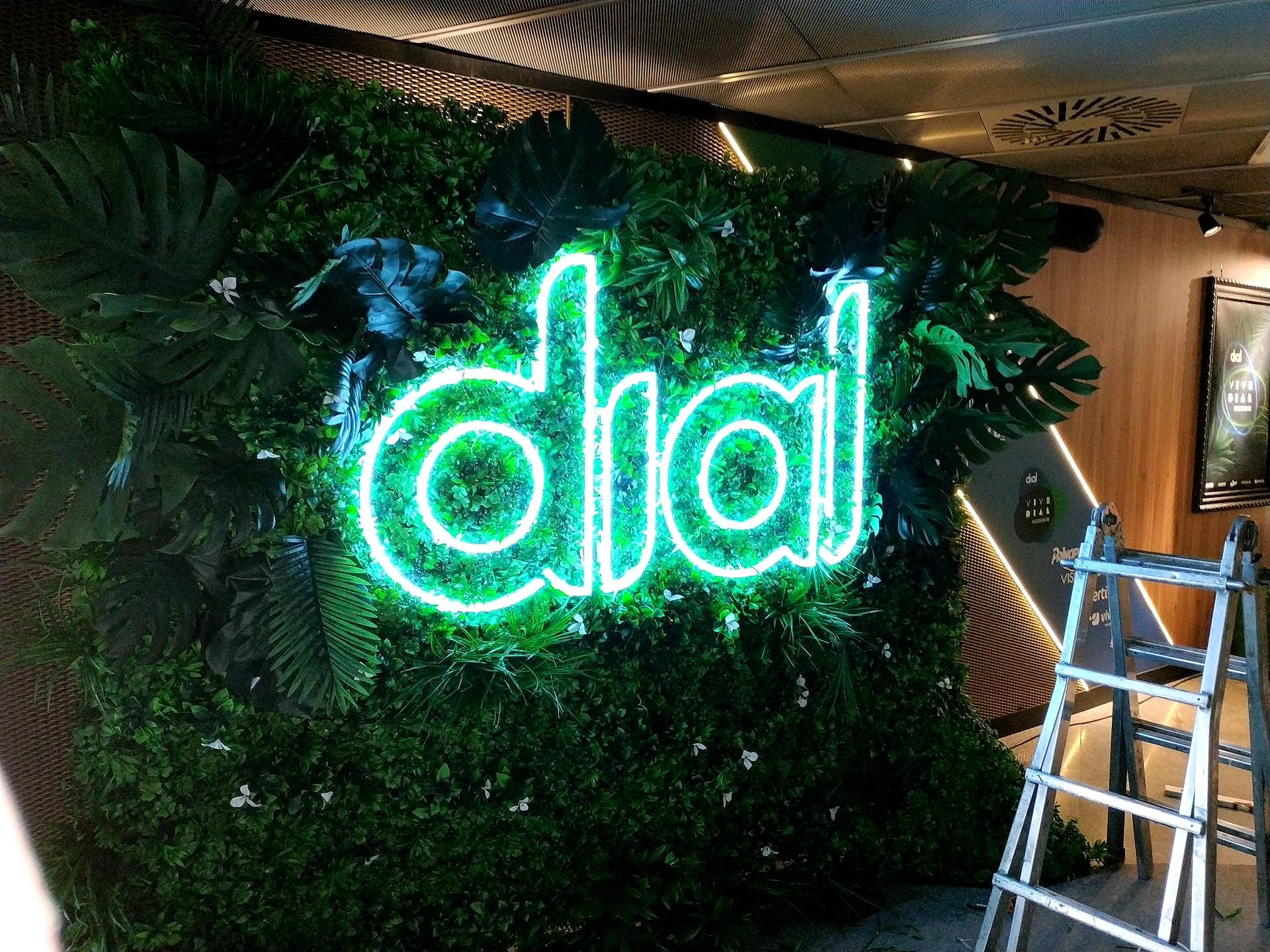 Neón montado en jardín vertical