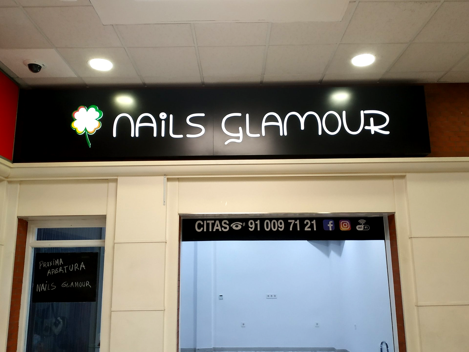 rotulo luminoso con letras de metacrilato