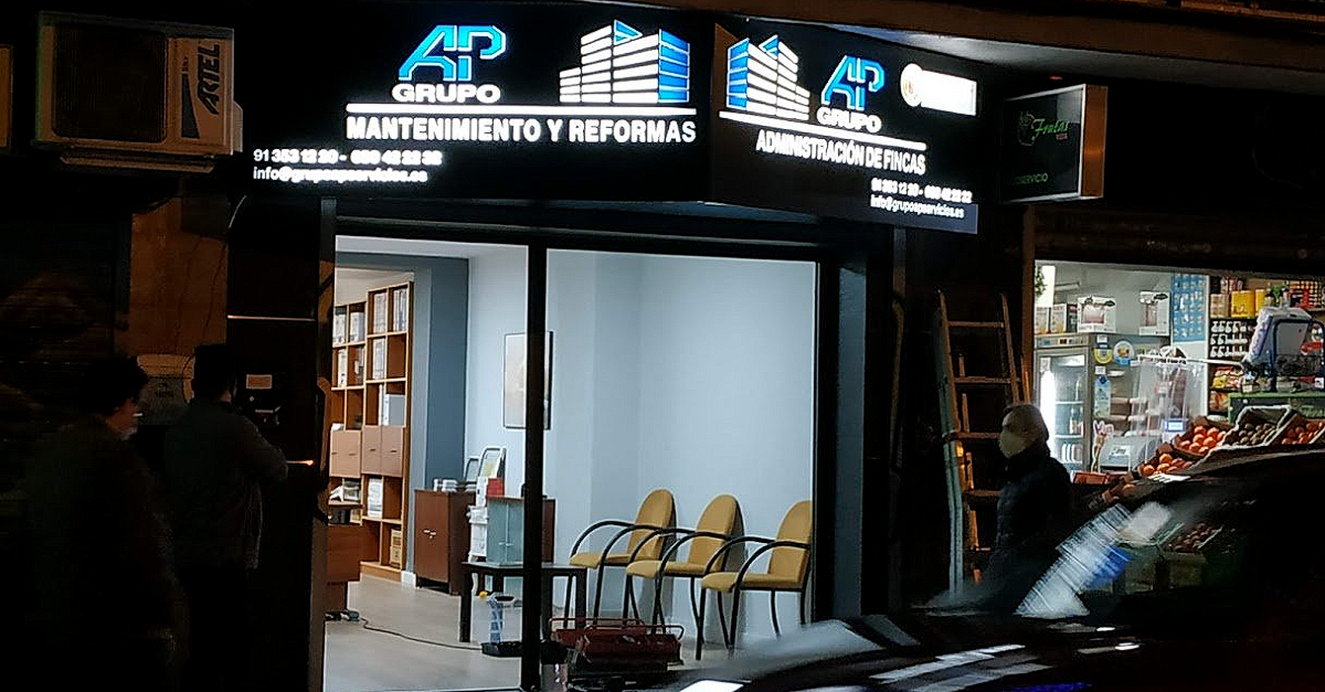 rotulo en bandeja con letras a relieve con luz