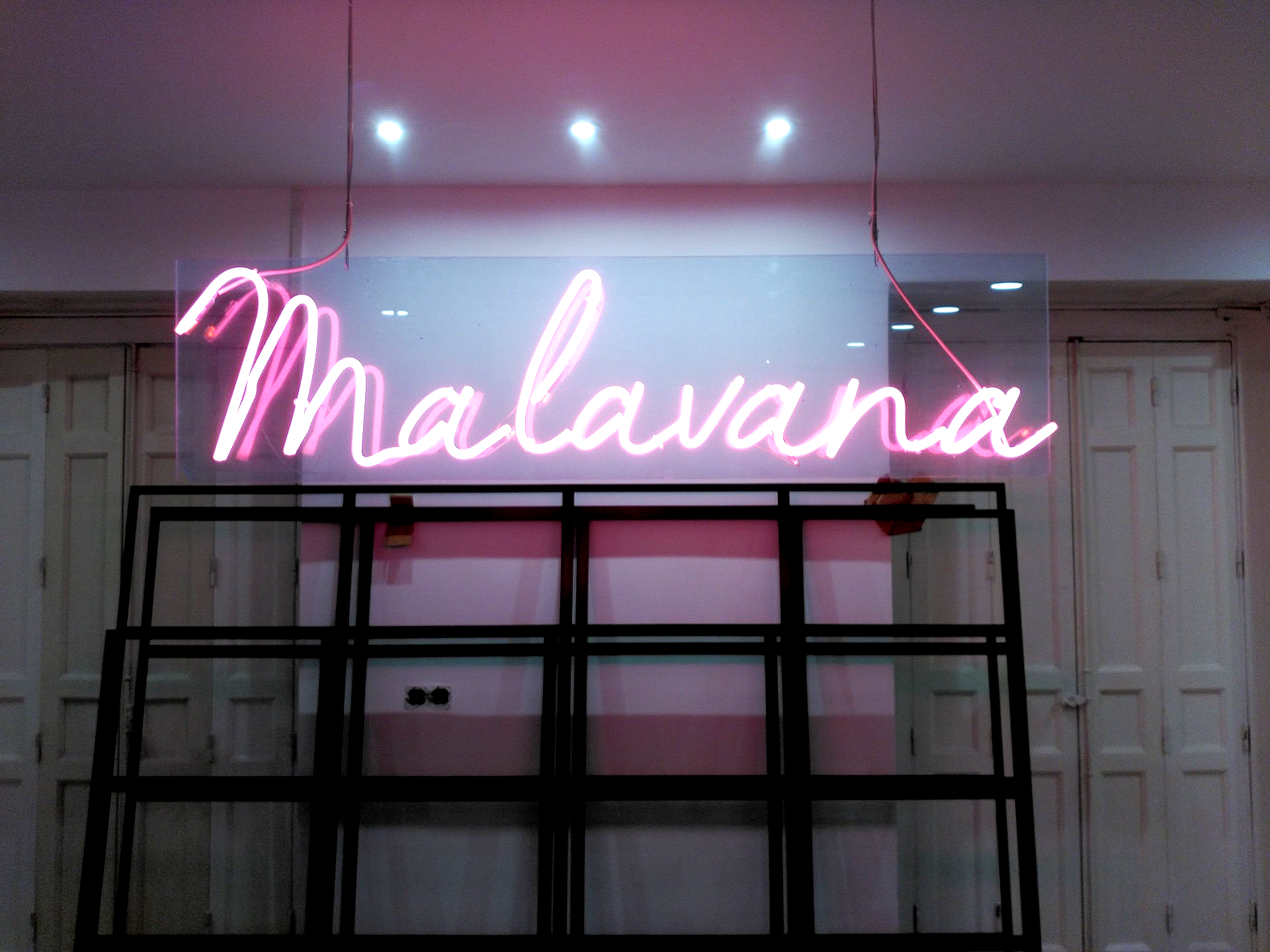 Neón tradiciona sobre base de metacrilato.