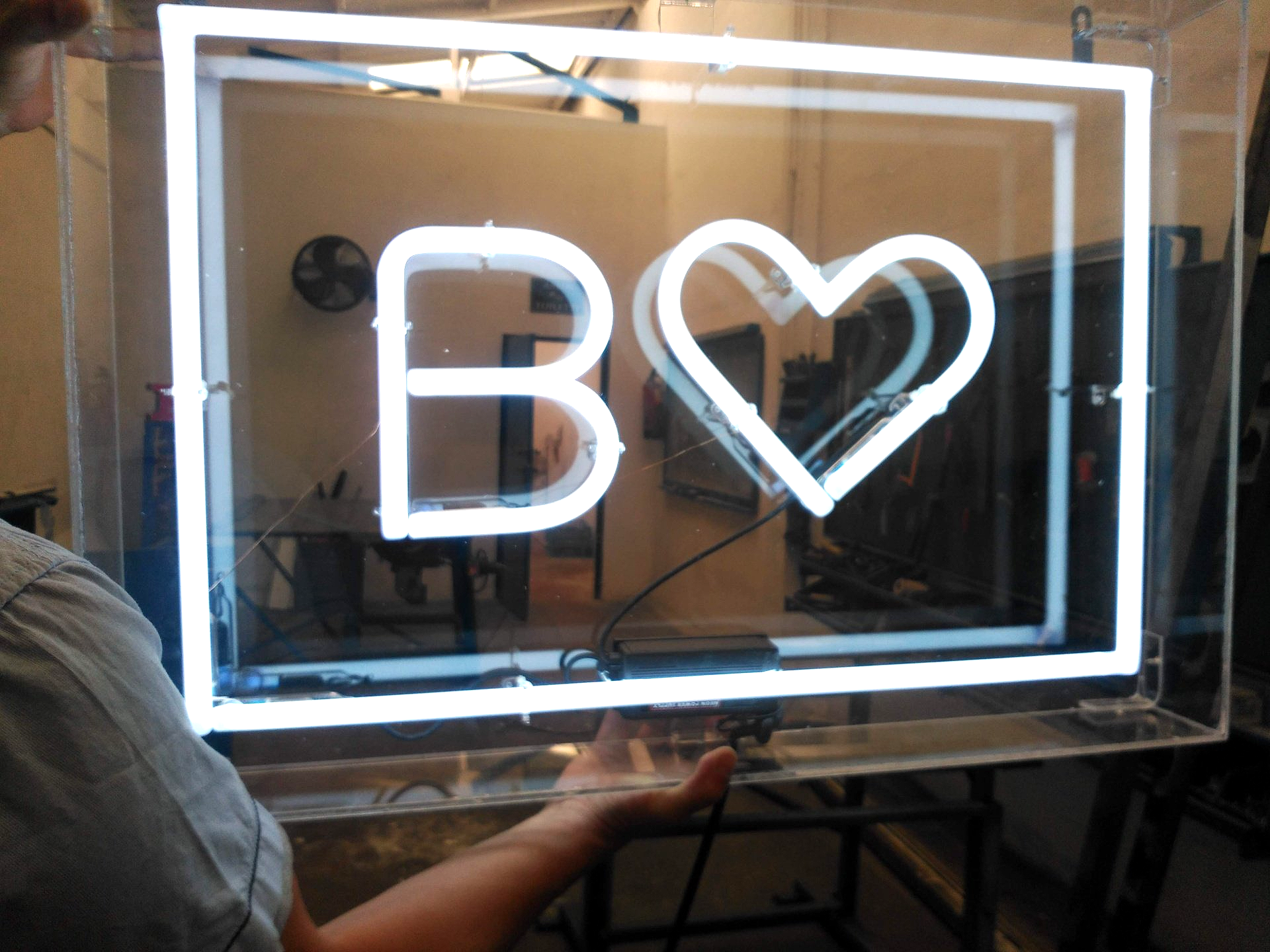 Neón con protección de metacrilato.