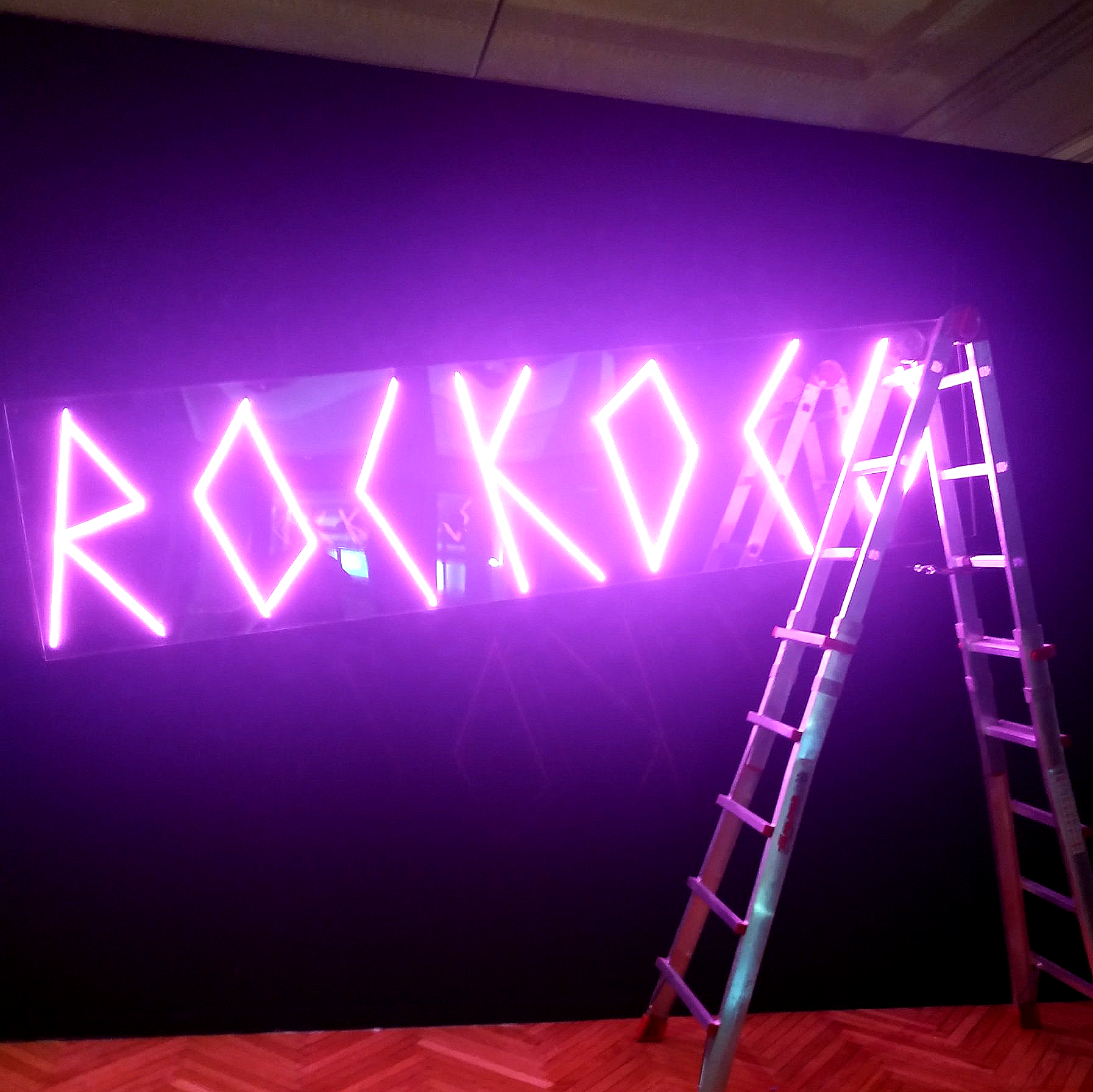 neón flex led montado sobre base de metacrilato transparente rectangular montado a pared