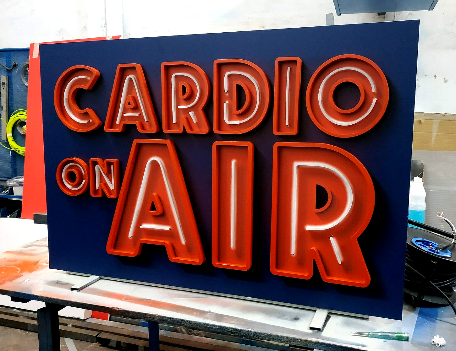 neón con letrras copóreas en pvc