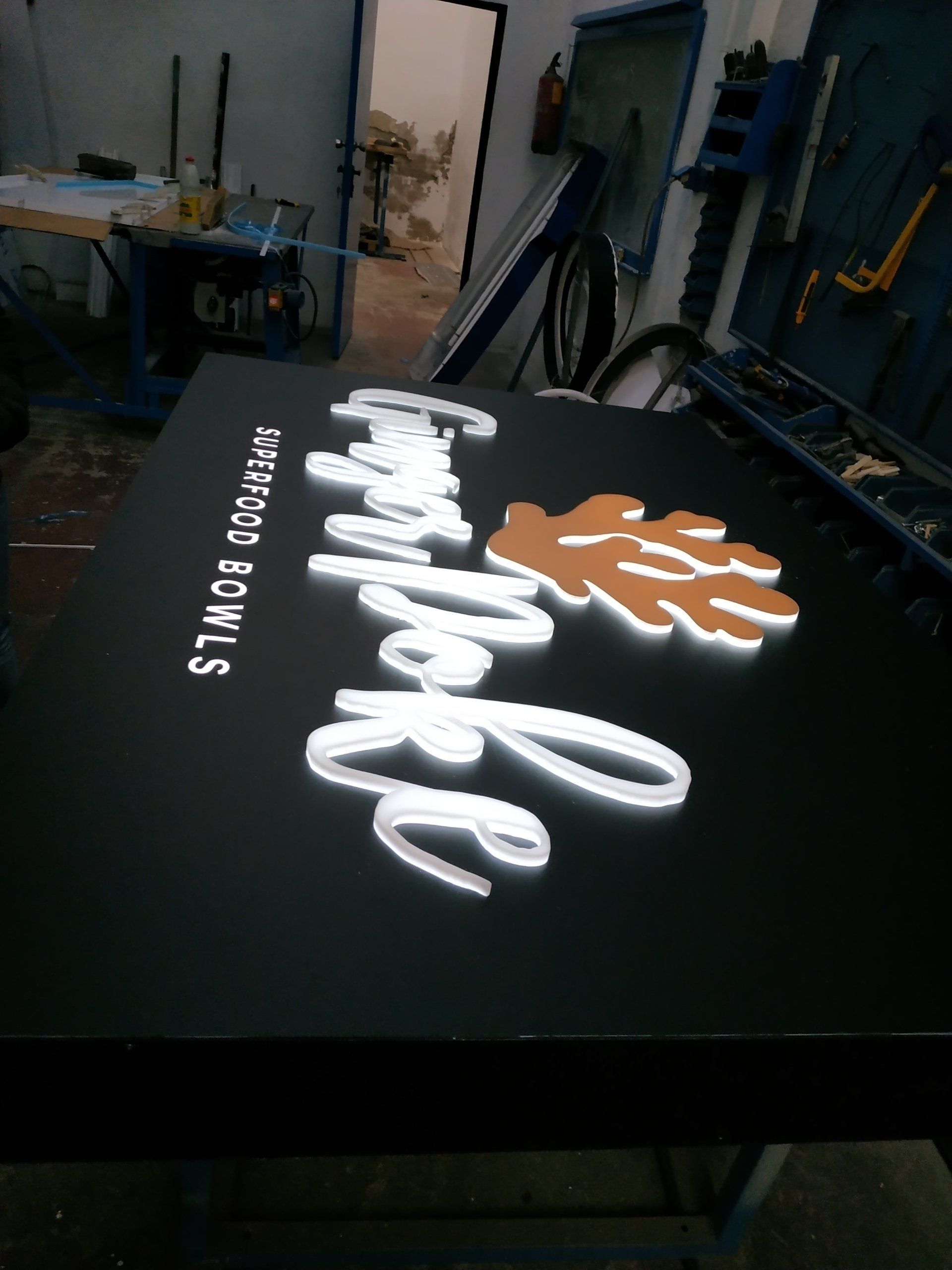 Rotulo con luz letras en relieve