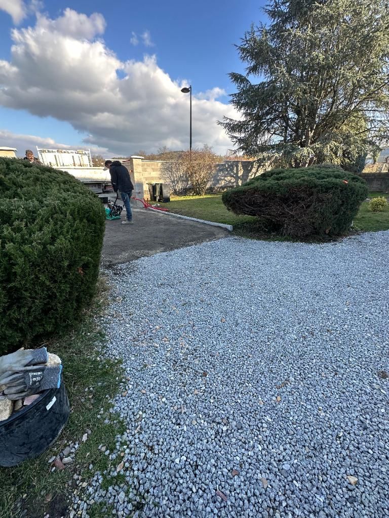 Installation de gravillons pour une entrée de voiture
