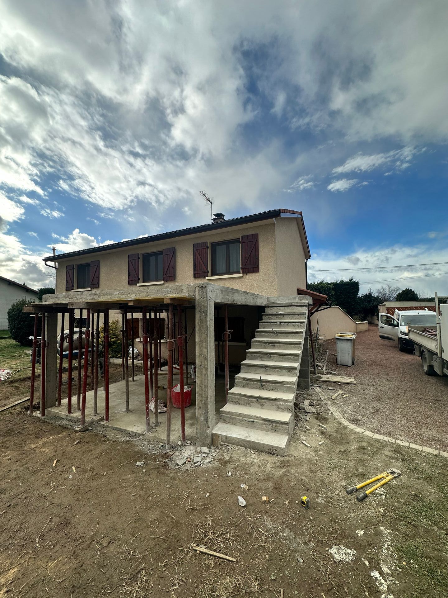 Terrasse sur pilotis en cours de pose