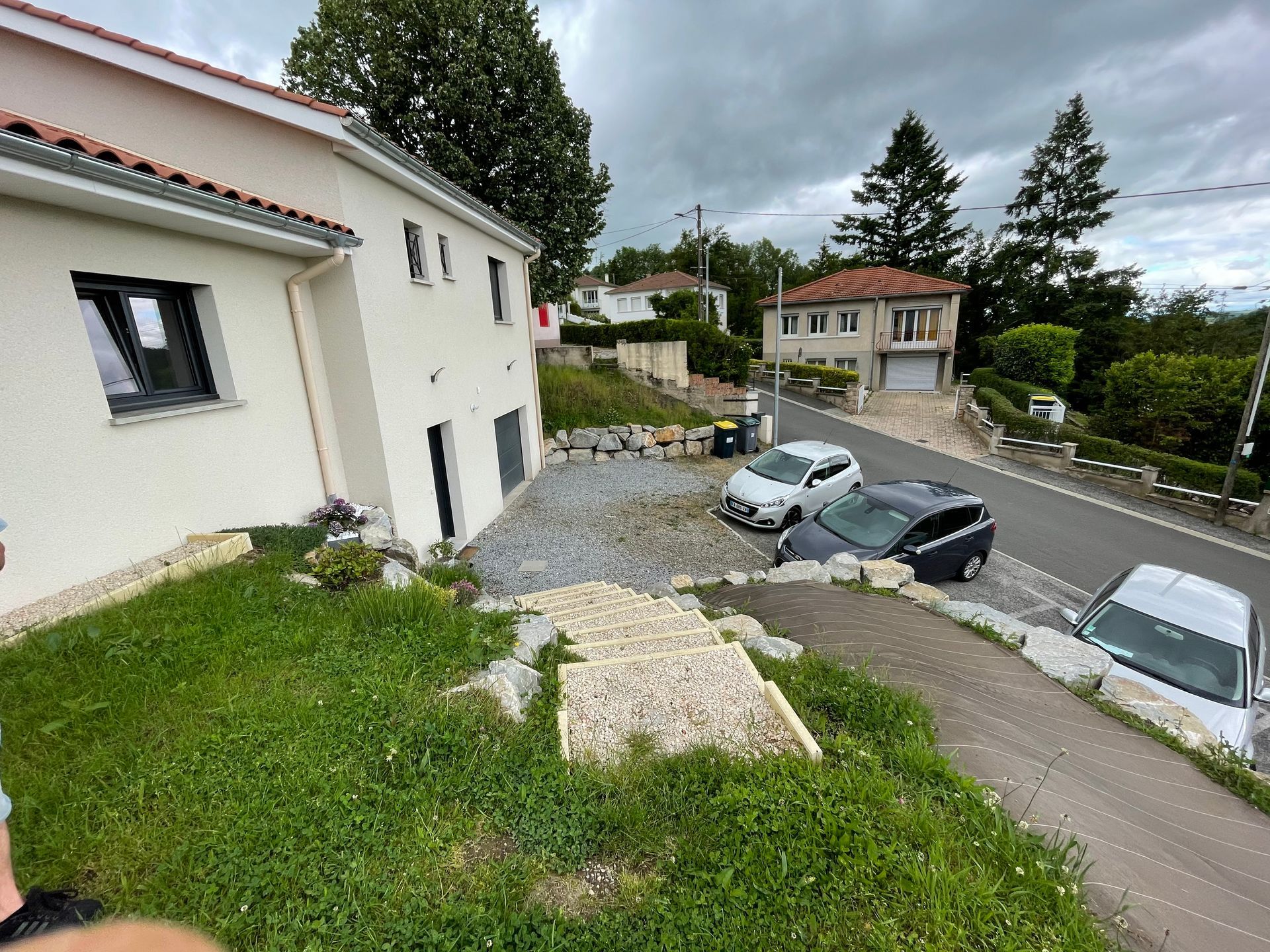 Parking en goudron devant une maison