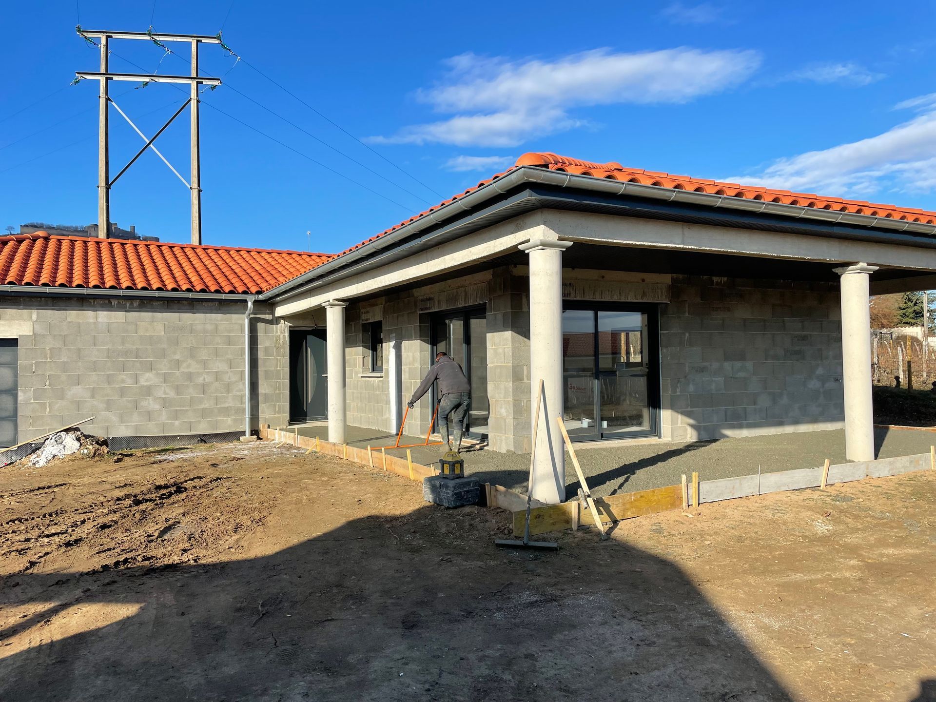 Maison avec auvent sur colonnes