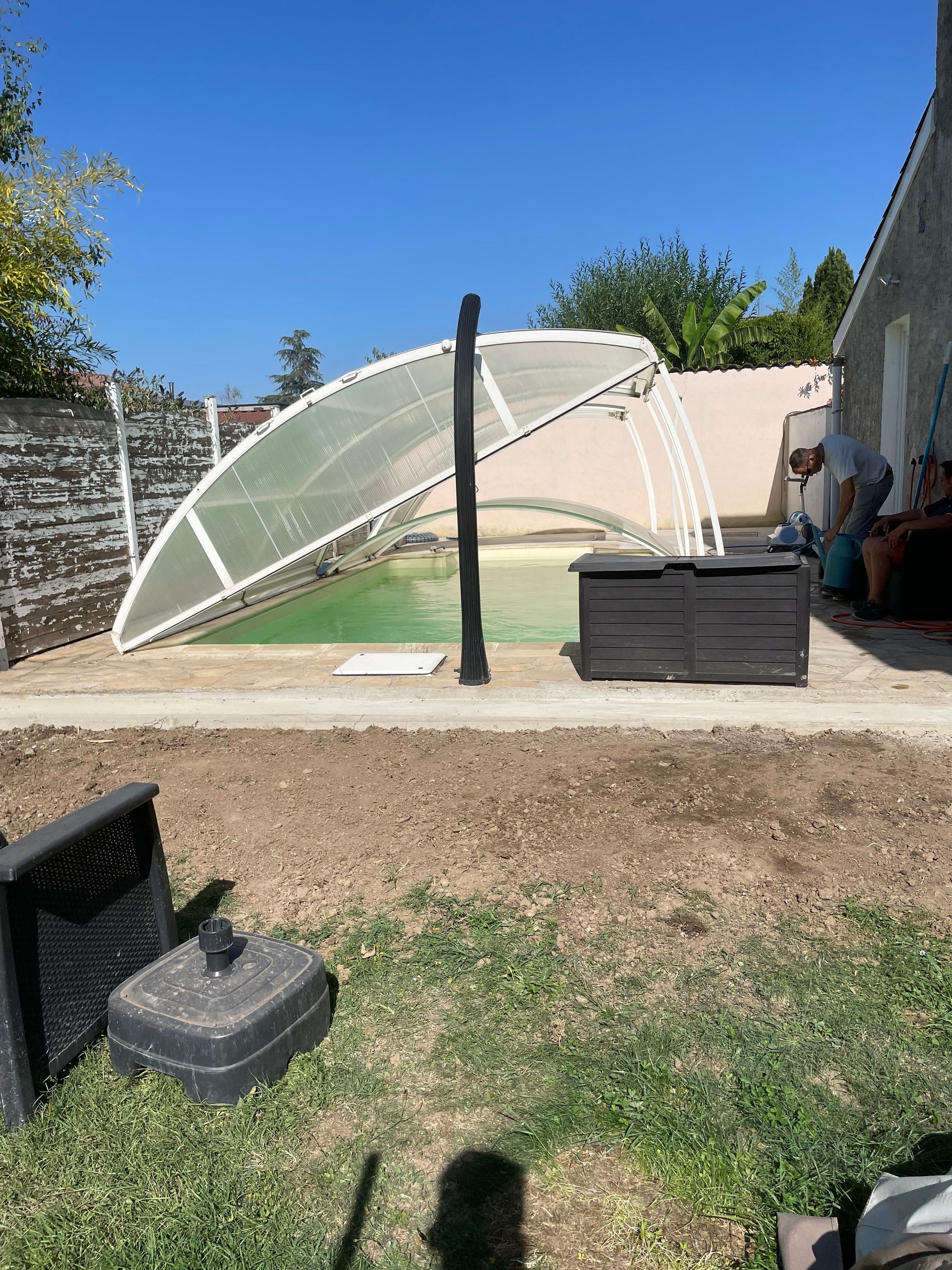 Piscine avec abri en verre ouvert