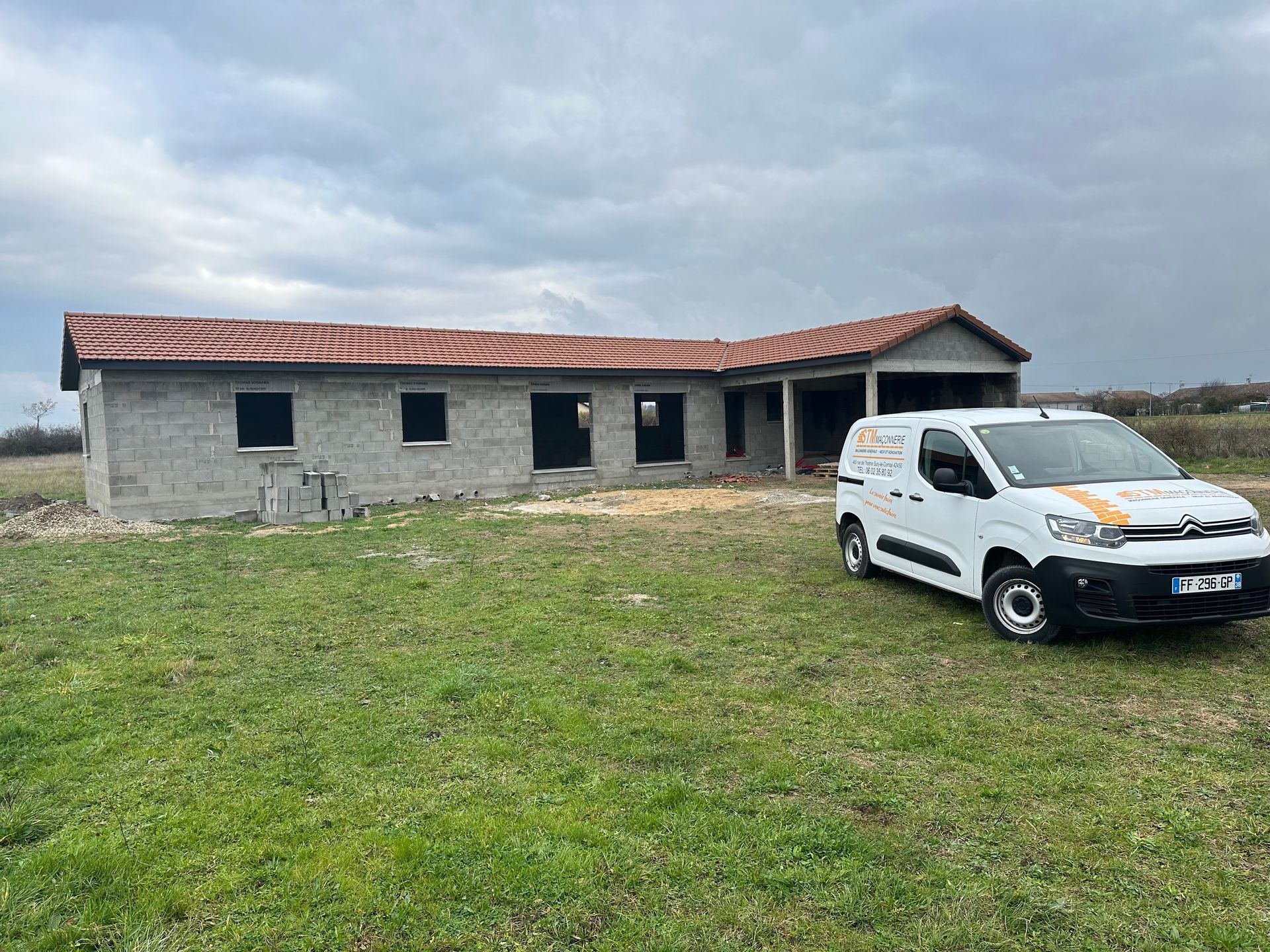 Structure et toiture de maison terminée