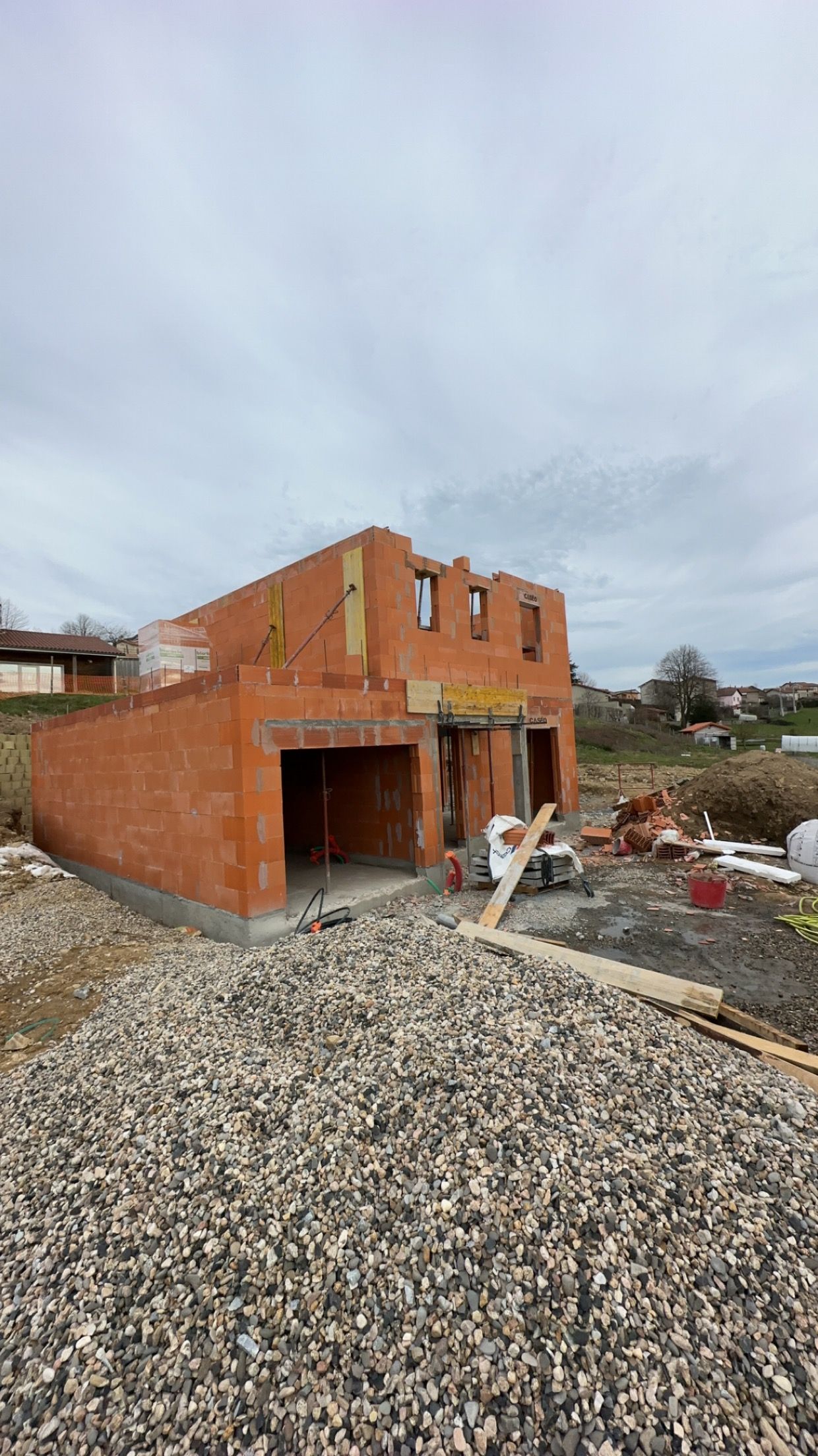 Chantier d'une maison en briques rouges