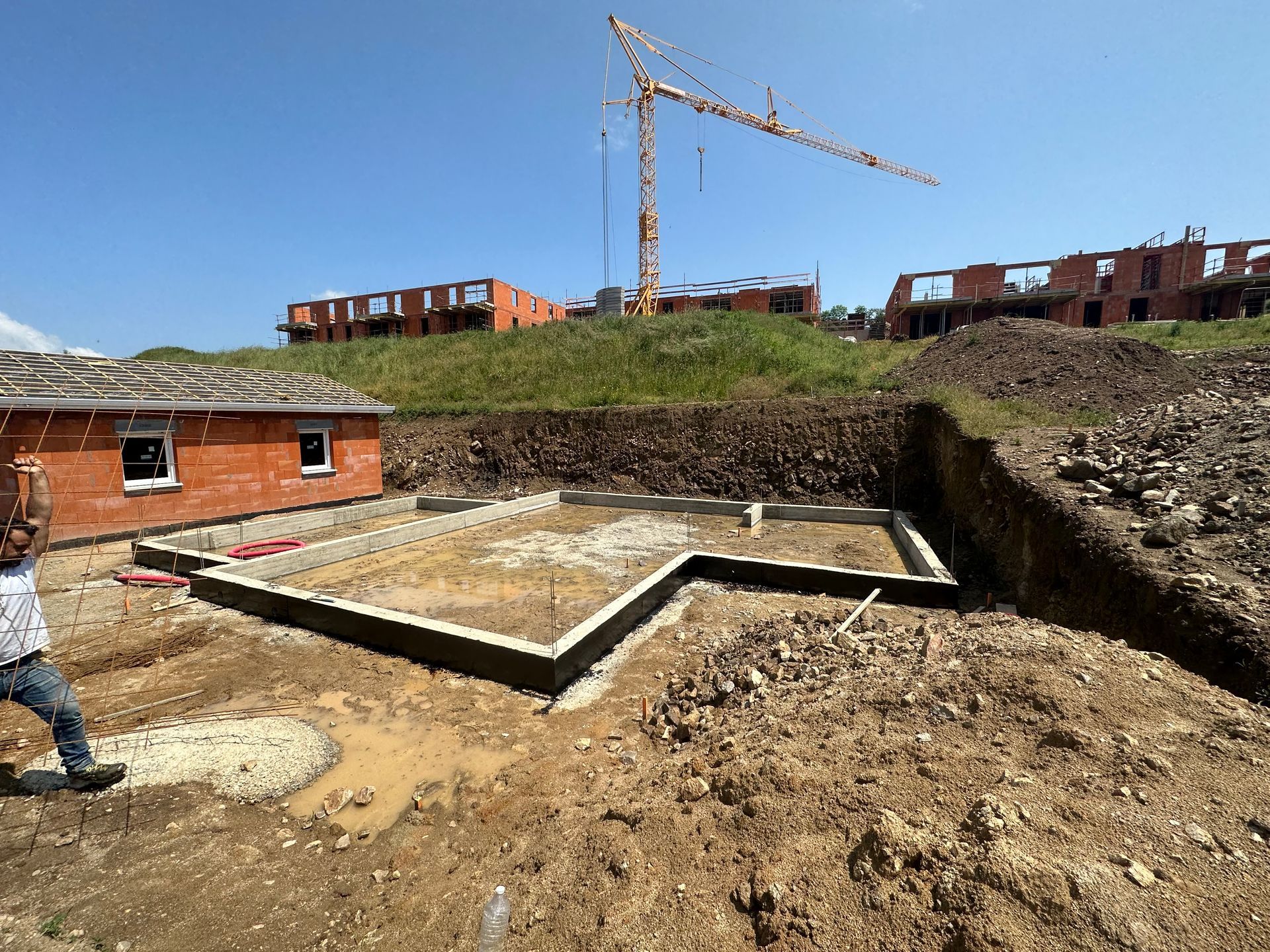 Travaux de terrassement avant la construction d'une maison