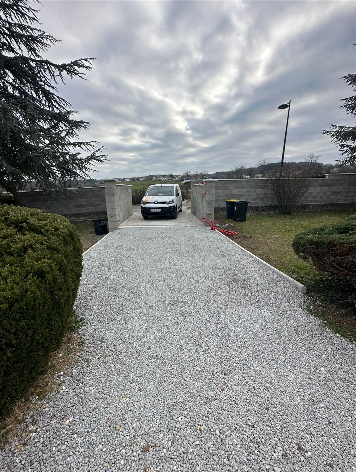 Entrée gravillonnée pour véhicules