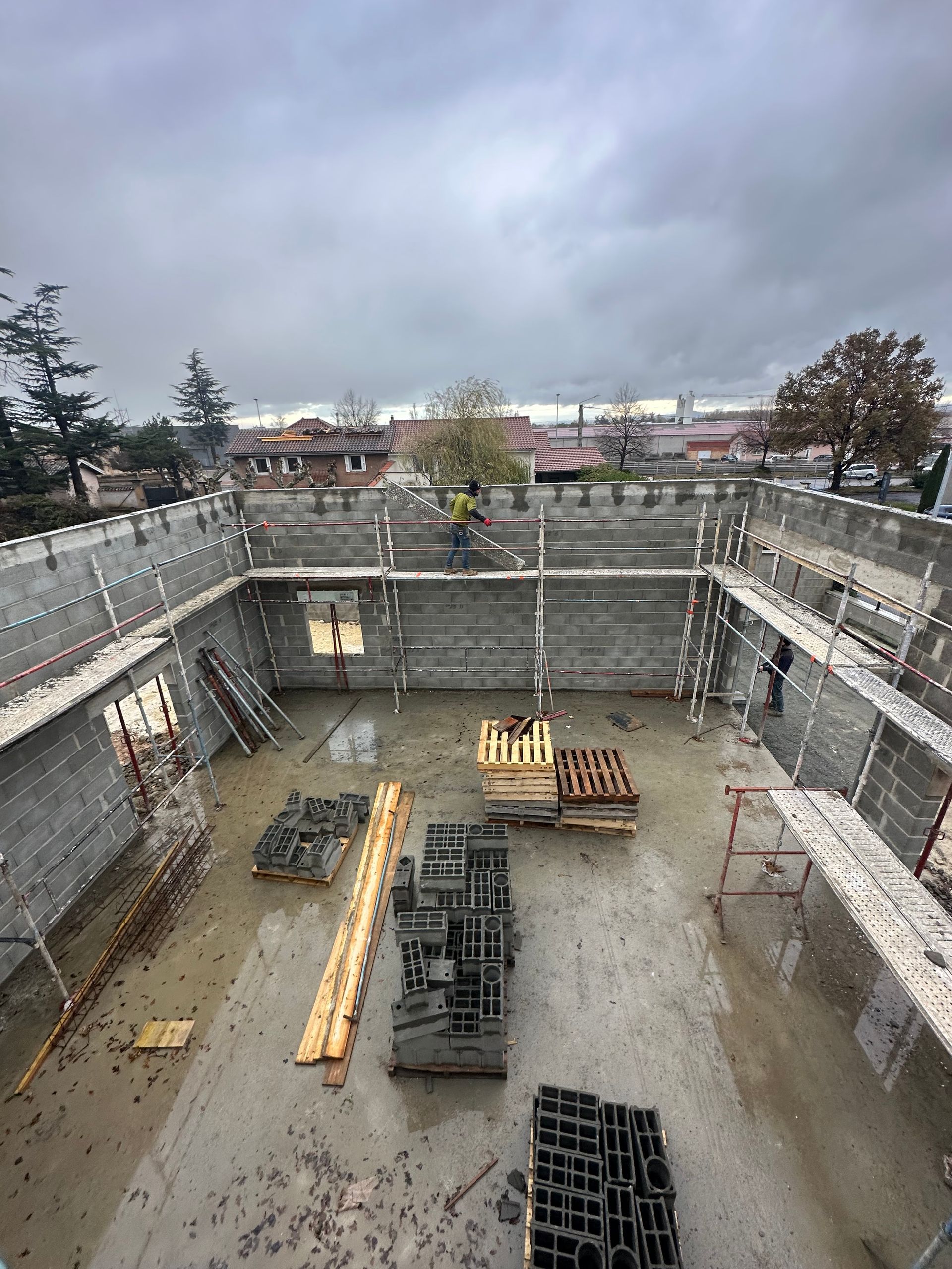 Chantier de construction de maison vu de l'intérieur