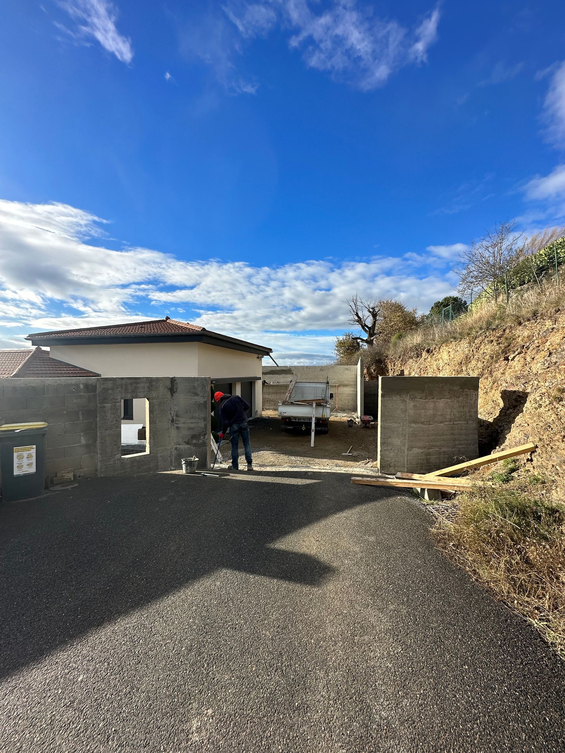 Construction d'un muret autour d'une maison