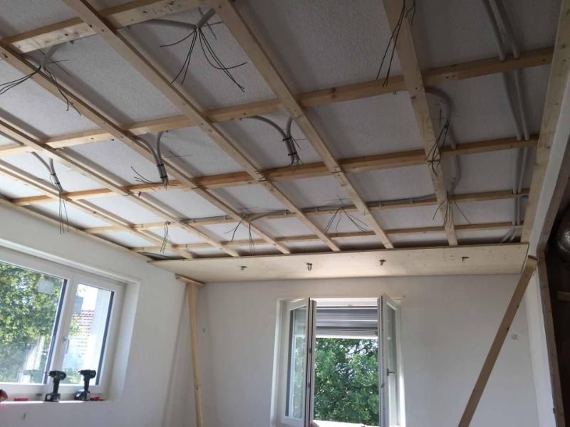 Ein Raum mit Holzdecke und Fenster