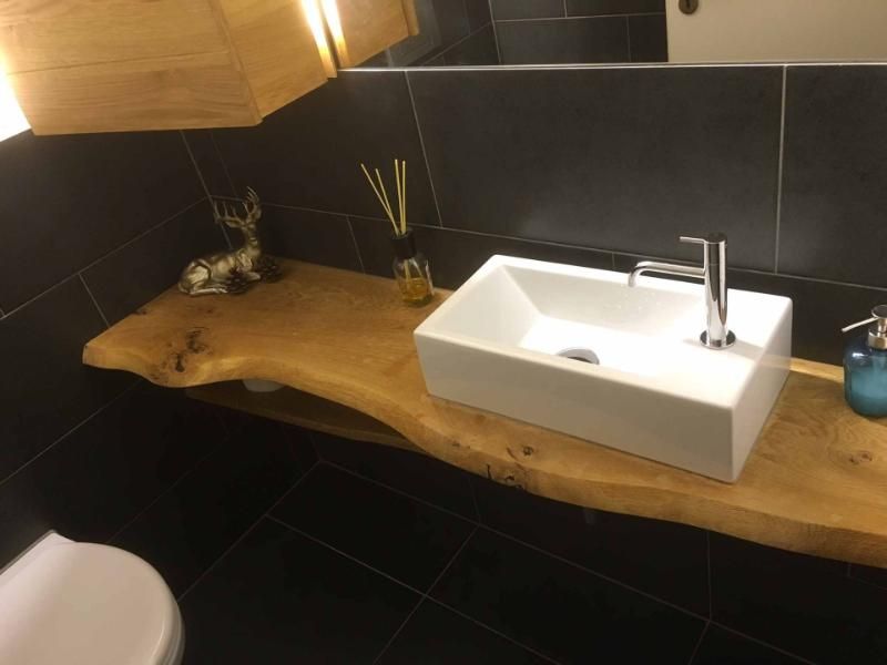 Ein Badezimmer mit Waschbecken, Toilette und Spiegel.