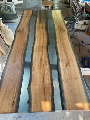 Ein Holztisch mit Metallplatte steht auf einem Tisch in einem Raum.