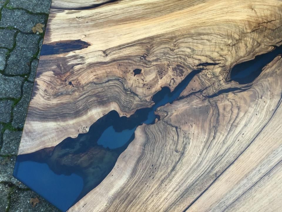 Ein Stück Holz mit einem Fluss darin