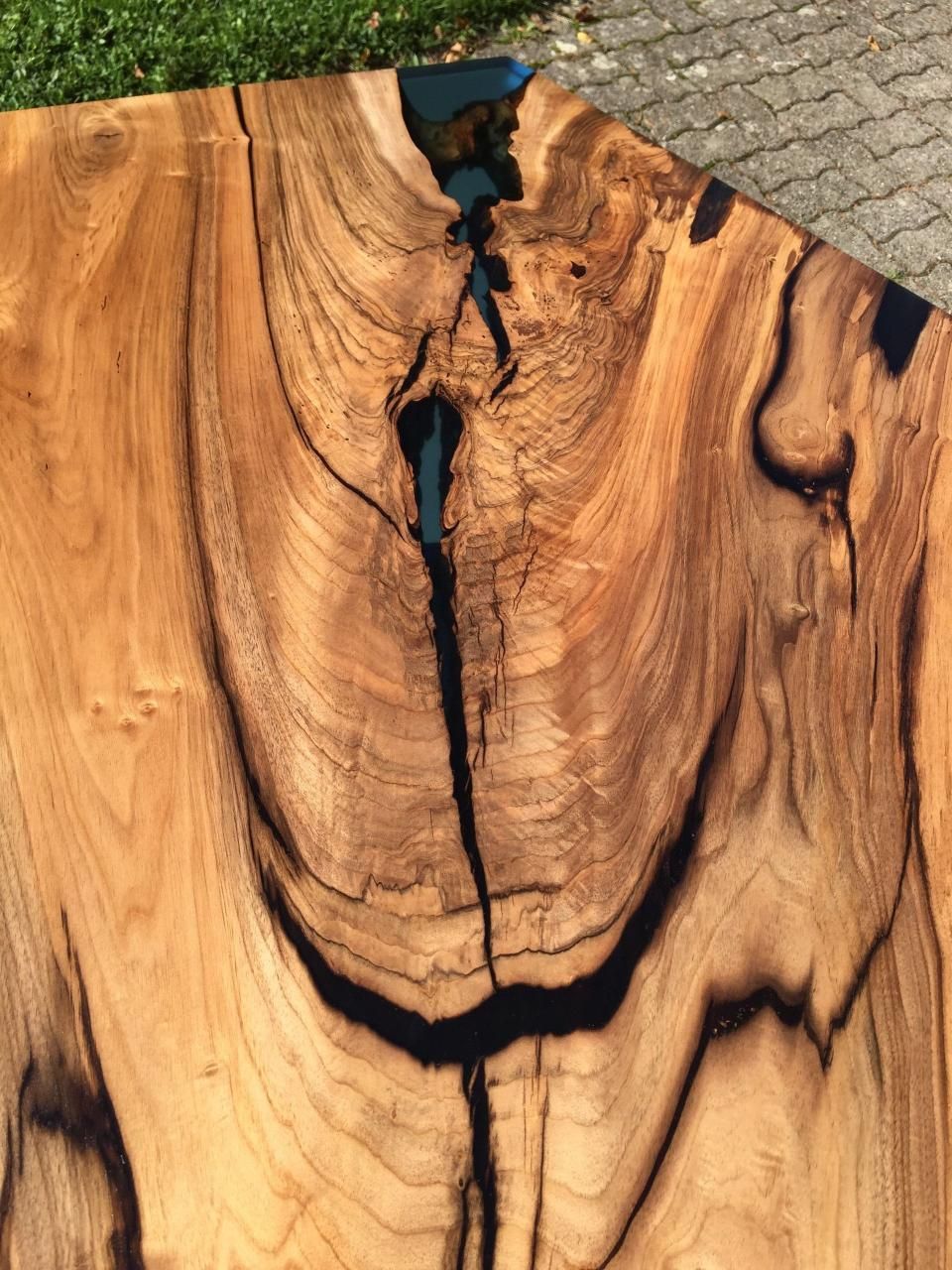 Eine Nahaufnahme von einem Stück Holz mit einem Loch darin