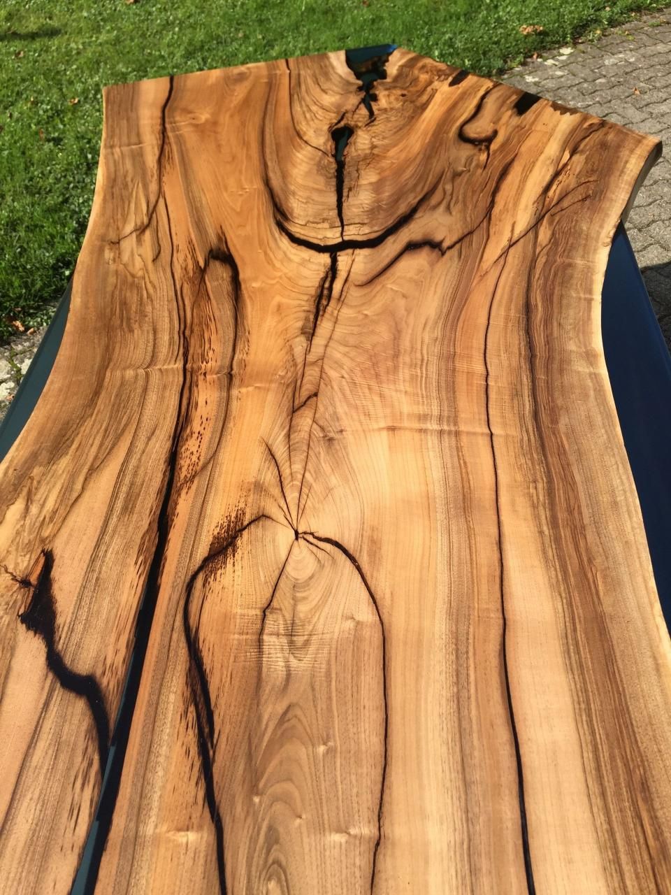 Auf einem Tisch liegt ein großes Stück Holz.