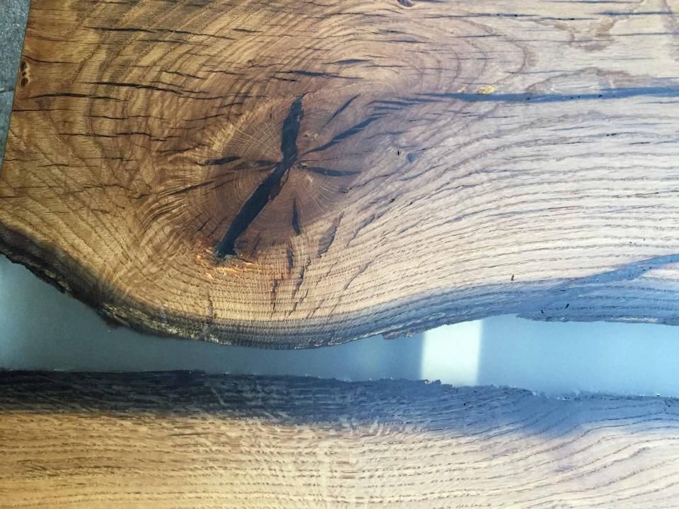 Eine Nahaufnahme eines Holzstücks mit einem Loch darin.