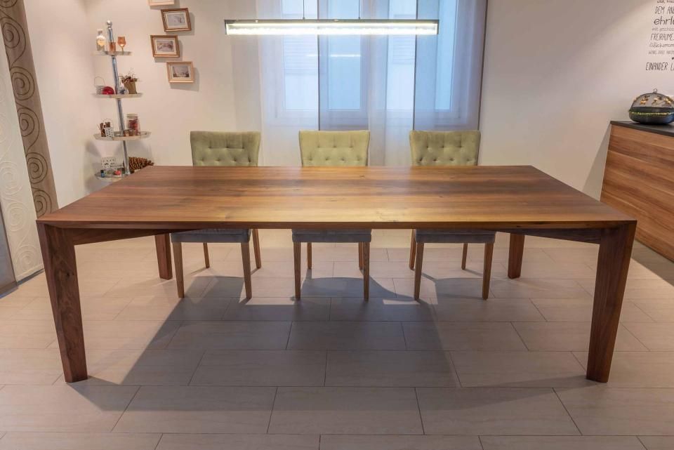 Ein Holztisch und Stühle in einem Esszimmer.