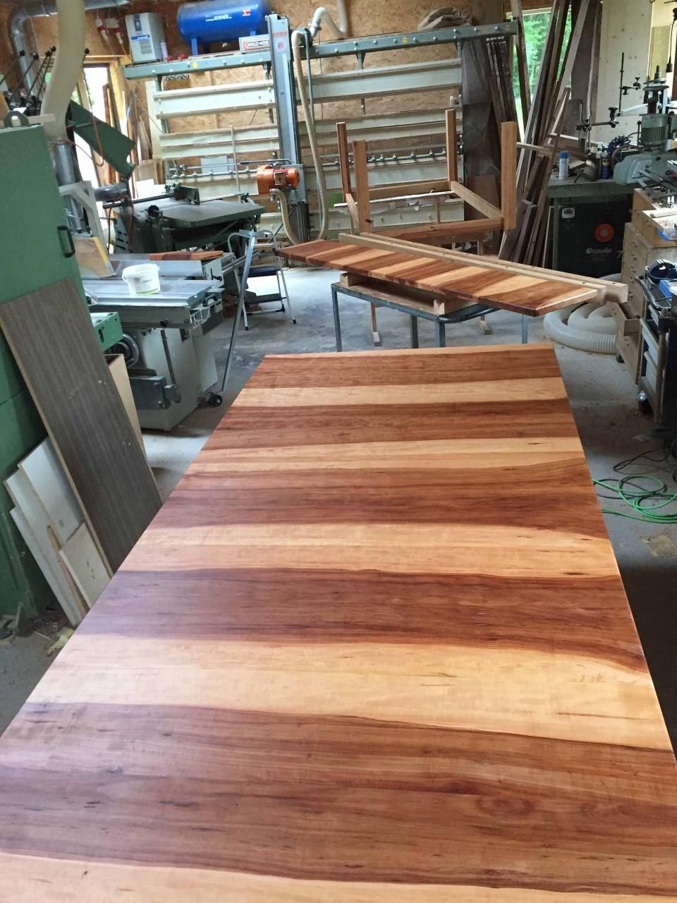 In einer Schreinerei steht ein Holztisch.