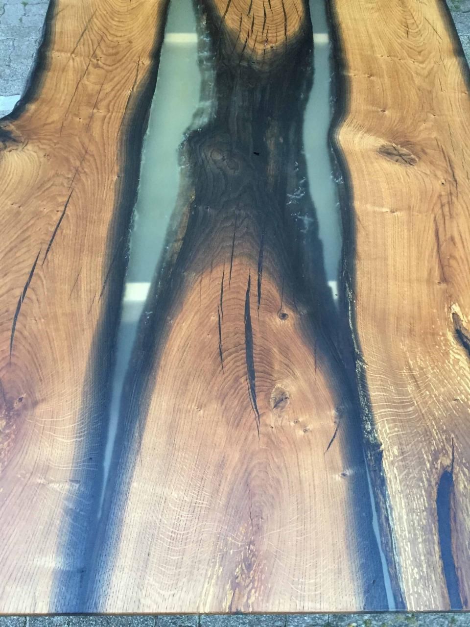 Eine Nahaufnahme eines Holztisches mit Giessharz.