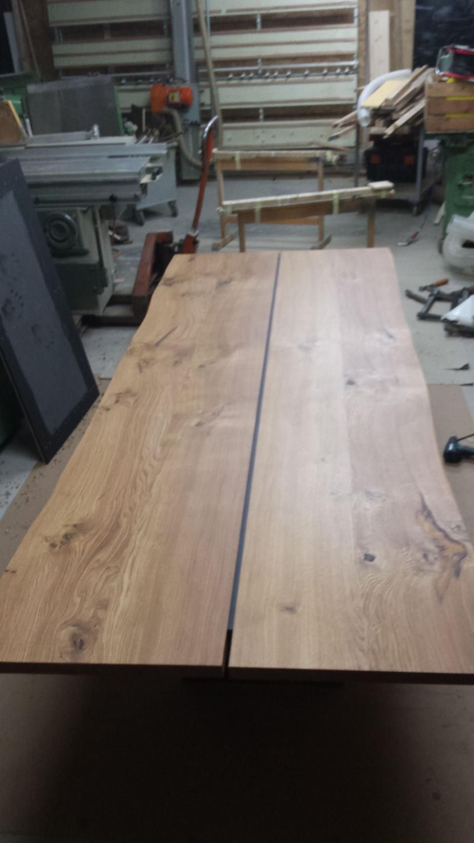 In einer Werkstatt wird ein Holztisch gebaut.