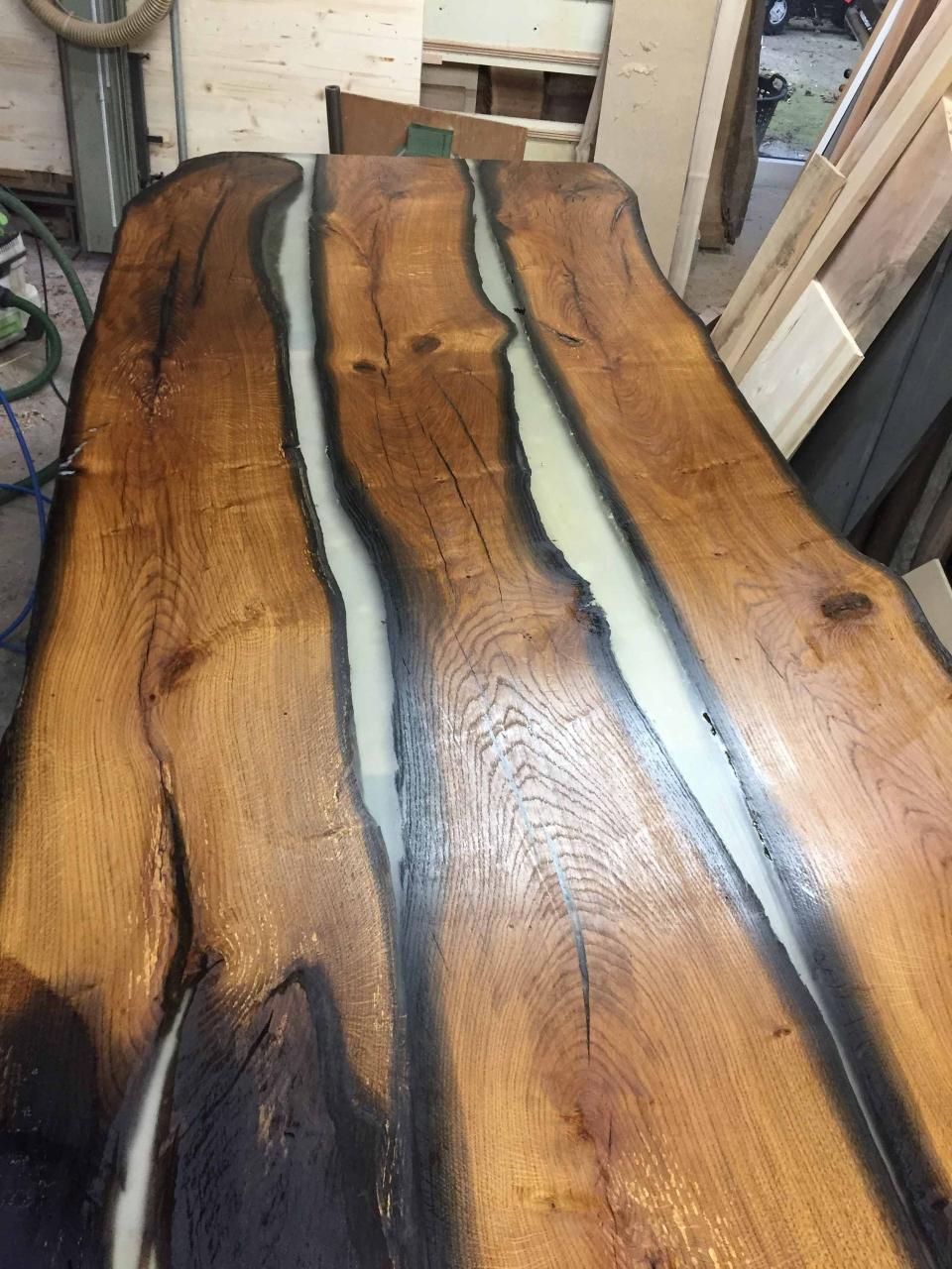 Ein Holztisch mit vielen Holzstücken darauf.