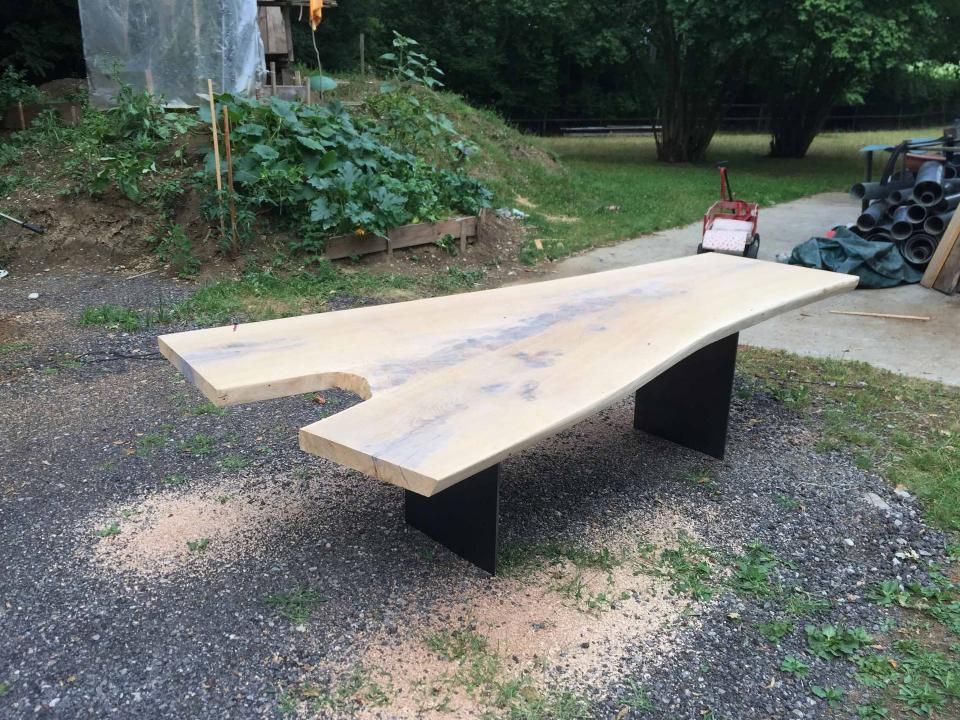 In einem Hof ​​steht ein Holztisch auf dem Boden.