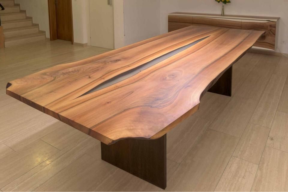 In einem Raum steht ein Holztisch auf einem Holzboden.