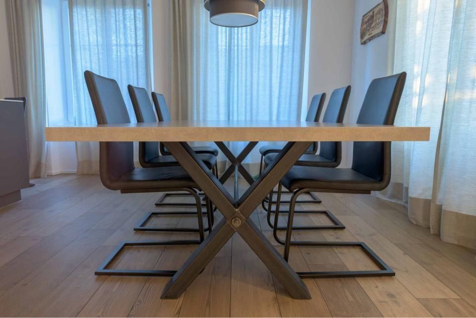 Ein Esstisch und Stühle in einem Raum mit Holzboden.