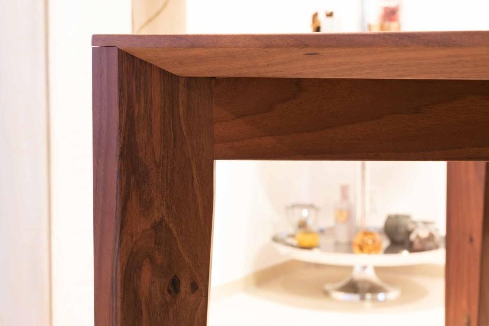 Ein Holztisch mit einer Tortenplatte im Hintergrund