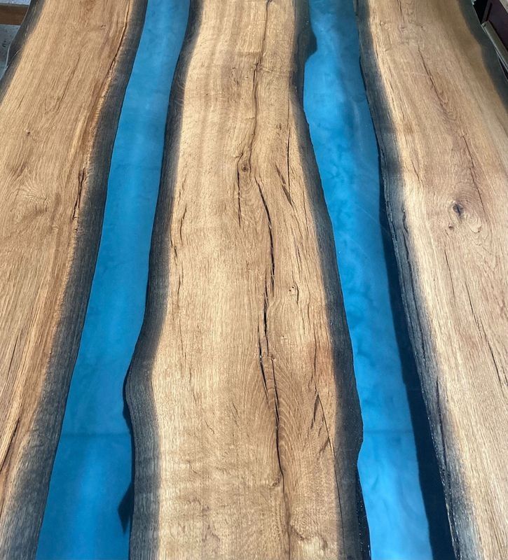 Eine Nahaufnahme eines Holztisches, aus dem blaues Wasser kommt.